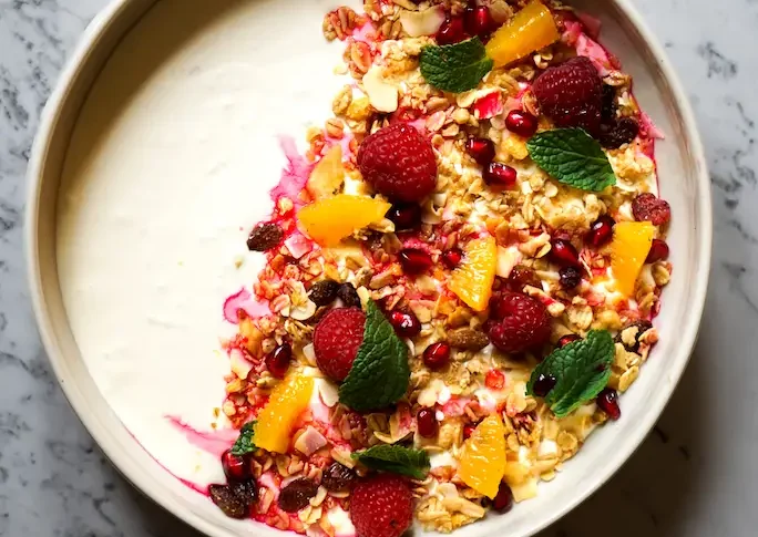 Dessert aux fruits frais et crème onctueuse servi chez ANDAAZ à Paris