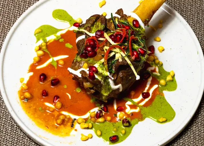 Plat gastronomique de cuisine indienne contemporaine servi chez ANDAAZ à Paris