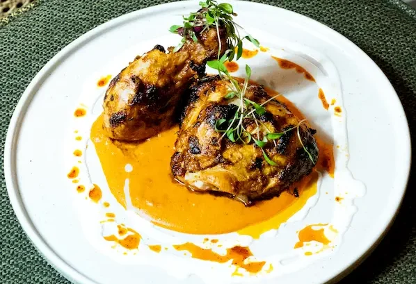 Poulet grillé sauce épicée servi chez ANDAAZ à Paris